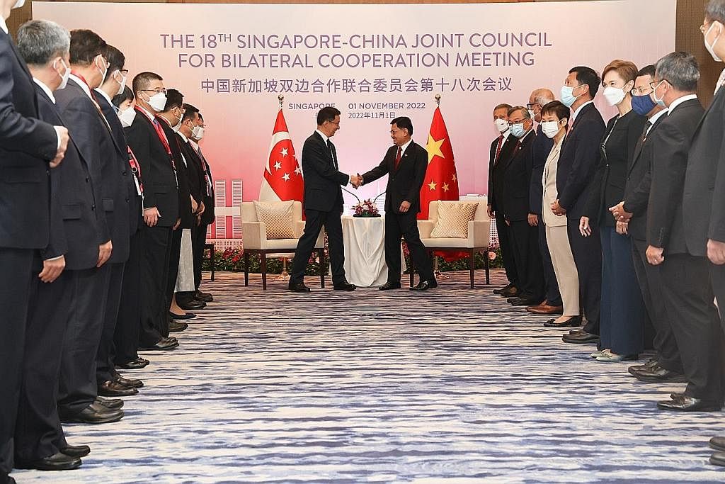 PERTEMUAN BERSEMUKA: Encik Heng (berjabat tangan, kanan) dan Encik Han (berjabat tangan, kiri) mengukuhkan lagi kerjasama antara Singapura dengan China menerusi 19 perjanjian yang dimeterai semalam.