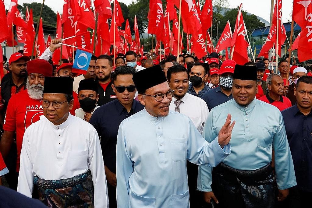PERTEMBUNGAN MENARIK: Datuk Seri Anwar (tengah) yang berpindah untuk bertanding di kawasan Parlimen Tambun di Perak berdepan dengan tiga pencabar termasuk penyandang kerusi Parlimen Tambun, Datuk Seri Ahmad Faizal Azumu, yang bertanding atas tiket PN