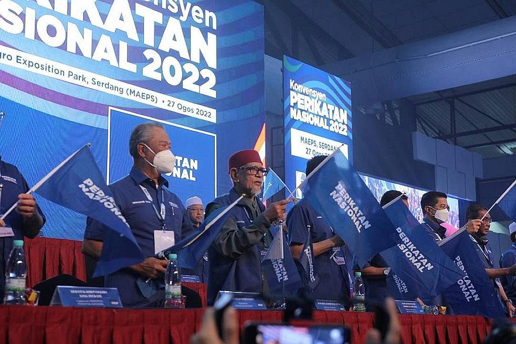 PERTEMBUNGAN HANGAT: Dengan persaingan sengit dijangkakan di Selangor, tiada kepastian siapakah di antara tiga gabungan parti politik utama yang akan berjaya mendapatkan jumlah kerusi Parlimen paling banyak di negeri itu, dengan mereka mempunyai kele