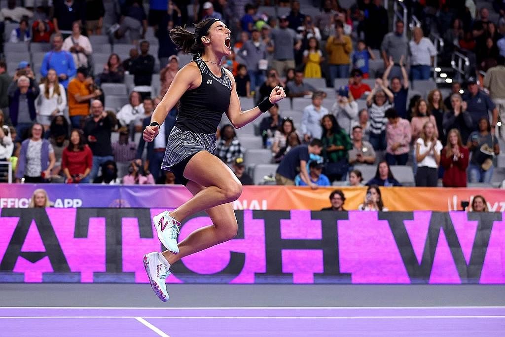 RAIKAN KEMENANGAN: Caroline Garcia melonjak kegembiraan selepas kemenangannya untuk menempah tempat ke pertandingan akhir WTA Finals. - AFP