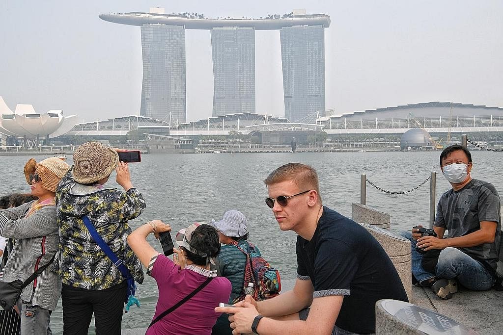 GST: Pelancong dan warga asing di Singapura membayar separuh GST di sini. - Foto fail