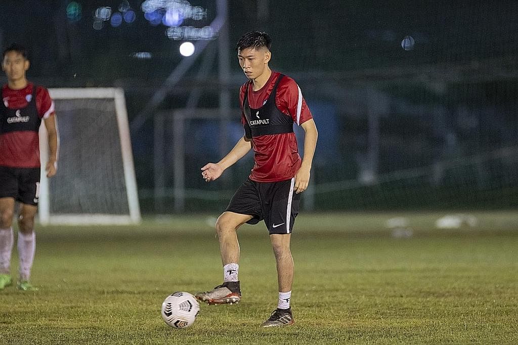 DAPAT PANGGILAN: Pemain yang dinamakan dalam Pasukan Terbaik Liga Perdana Singapura di Malam Anugerah FAS baru-baru ini (dari kiri, ikut putaran jam) Ilhan Fandi, Zaiful Nizam dan Joshua Pereira turut dipanggil menyertai skuad sementara Piala AFF jur