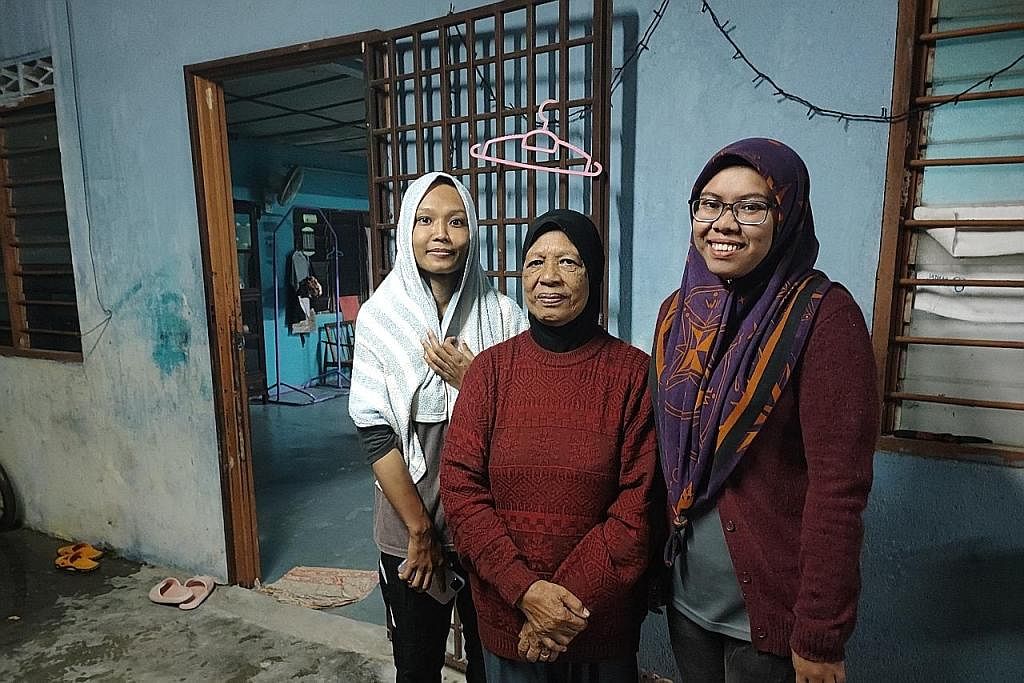 CEMAS DEK BAH: Penduduk Kampung Chepor di Ipoh, Perak (dari kiri), Cik Syamimi Sharudin; ibunya, Cik Suminam Sarmoh; dan jiran mereka, Cik Nur Zalikha Zainal Abidin mengakui terkejut apabila air Sungai Chepor yang berdekatan melimpah ke rumah mereka 