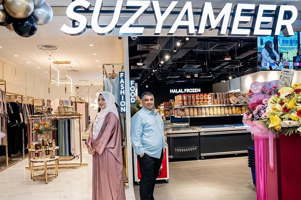 KONSEP BARU: SuzyAmeer menampilkan konsep baru iaitu SuzyAmeer Angels yang menjual baju Muslimah di cawangan terbarunya di Century Square. - Foto BH oleh NUR DIYANA TAHA