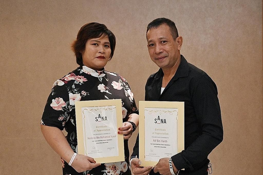 SUMBANGAN DIHARGAI: Encik Alif Harith dan Cik Norlinda Mohamad Yusof menerima anugerah Pemimpin Rakan Sebaya Persatuan Anti-Narkotik Singapura (Sana) semalam. - Foto BH oleh KHALID BABA