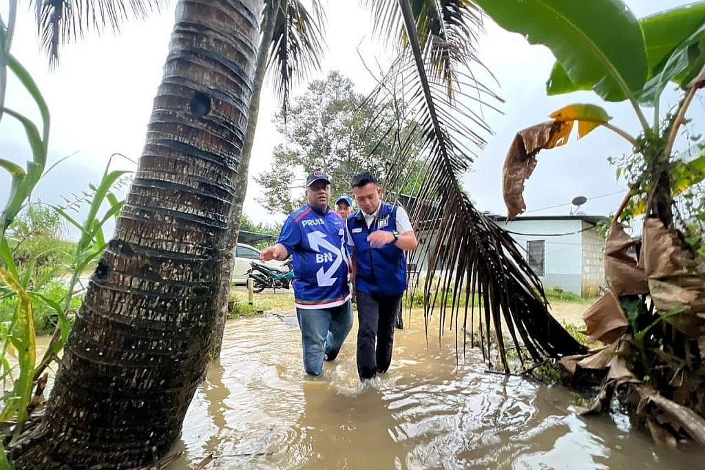 TANGGUH KEMPEN UNTUK HULUR BANTUAN: Encik Chua bersama pasukan sukarelawan meninjau kawasan yang terjejas dengan banjir kilat di Kulai, Johor. - Foto FACEBOOK ENCIK CHUA JIAN BOON