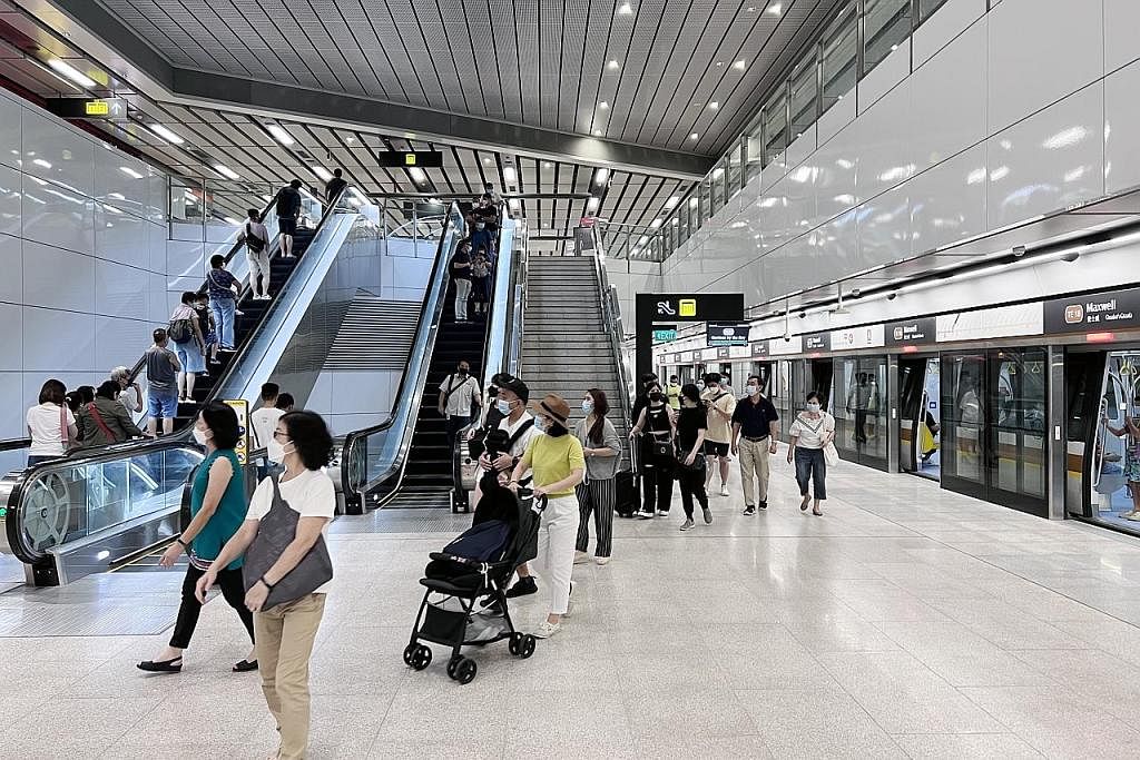 SENANG KE MANA-MANA: Para penumpang di stesen MRT Maxwell, iaitu antara 11 stesen baru sepanjang Laluan Thomson-East Coast, semalam. - Foto BH oleh ALPHONSUS CHERN