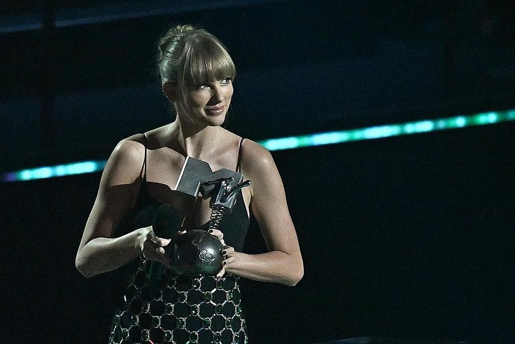 EMPAT ANUGERAH: Penyanyi dan penulis lagu Amerika Syarikatm Taylor Swiftm bergambar dengan anugerah untuk Video Panjang Terbaik semasa Anugerah Muzik Eropah MTV 2022 di Düsseldorf, Jerman Barat, yang diadakan pada 13 November lalu. - Foto AFP
