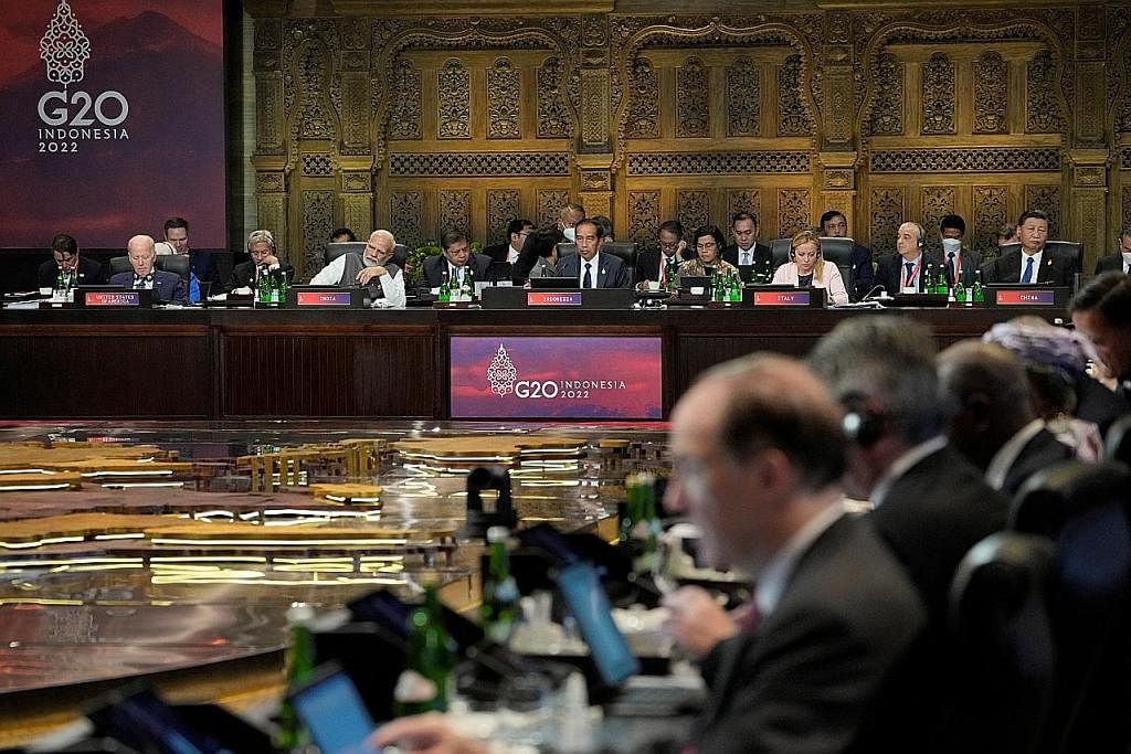KONGSI PANDANGAN: Encik Lee (paling kanan) memberi ucapan di sesi kerja mengenai keselamatan makanan dan tenaga di Sidang Puncak G20 semalam. - Foto MCI PERBINCANGAN PENTING: Encik Jokowi (tengah, depan) membuka Sidang Puncak G20 yang dihadiri pemimp