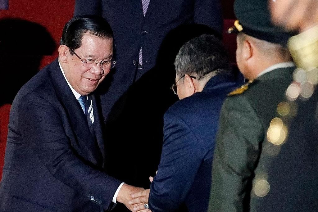 POSITIF: Encik Hun Sen (kiri) diuji positif Covid-19 di Bali. - Foto AFP