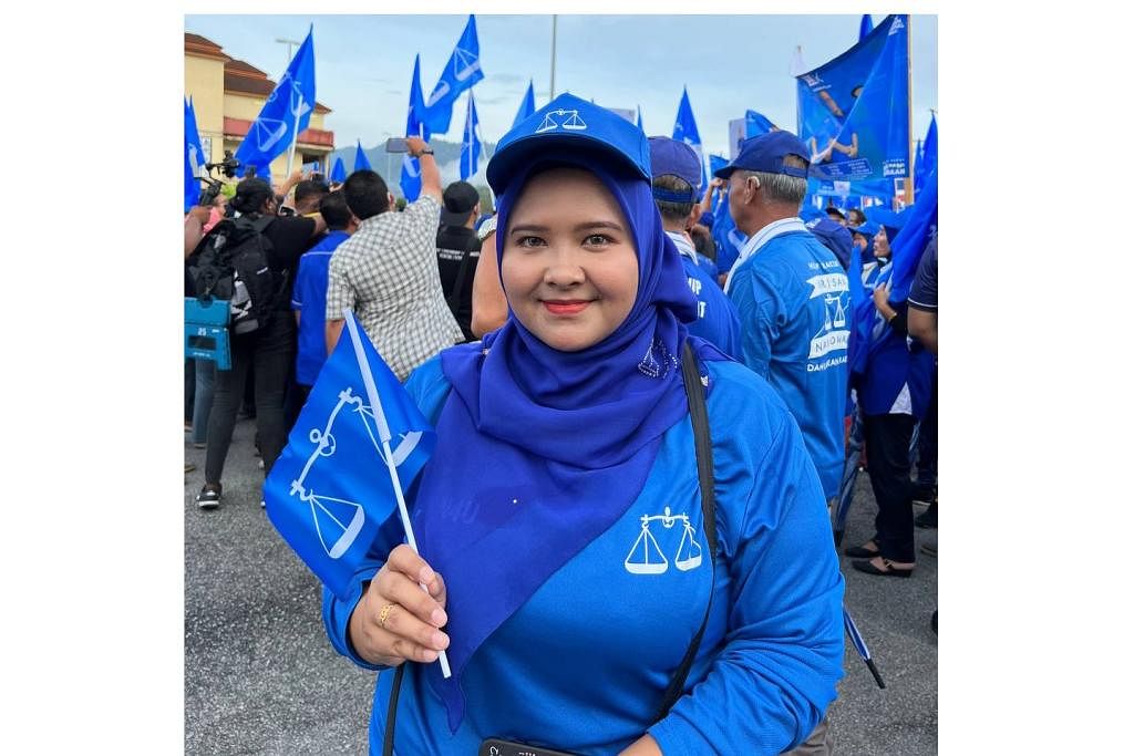 MERIAHKAN SUASANA:  Seorang penduduk Perak, Cik  Azna Zuliana Azizol Apizi,  antara lain memakai topi dan  kemeja-T dengan warna dan  logo parti semasa berkempen  dalam PRU15.