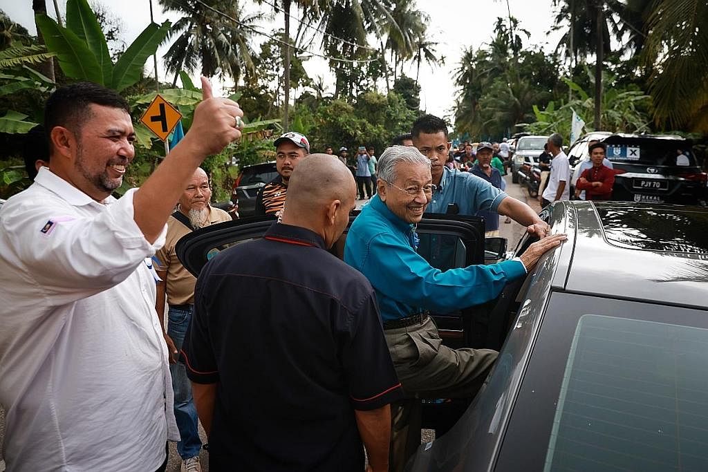 GIGIH BERKEMPEN: Dr Mahathir (kelihatan hendak memasuki kereta), yang kini mewakili gabungan parti Gerakan Tanah Air (GTA) yang diketuainya sendiri, akan cuba mempertahankan kerusi parlimen Langkawi bagi penggal kedua. - Foto BH oleh JASON QUAH