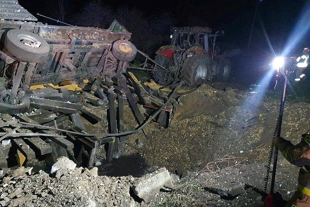 RAGUT DUA NYAWA: Sebuah roket jatuh di perkampungan Przewodow, Poland, malam kelmarin. - Foto REUTERS