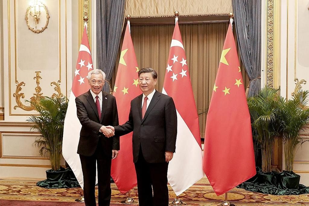 KERJASAMA DIPERERAT: Perdana Menteri, Encik Lee Hsien Loong (kiri), bertemu dengan Presiden China, Encik Xi Jinping, bagi satu mesyuarat dua hala kelmarin. - Foto-foto BH oleh KELVIN CHNG