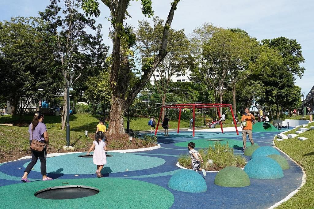 CIRI BARU: Taman permainan ini merupakan salah satu ciri landskap penghubung taman yang boleh dimanfaat penduduk Tampines. - Foto BH oleh SYAMIL SAPARI