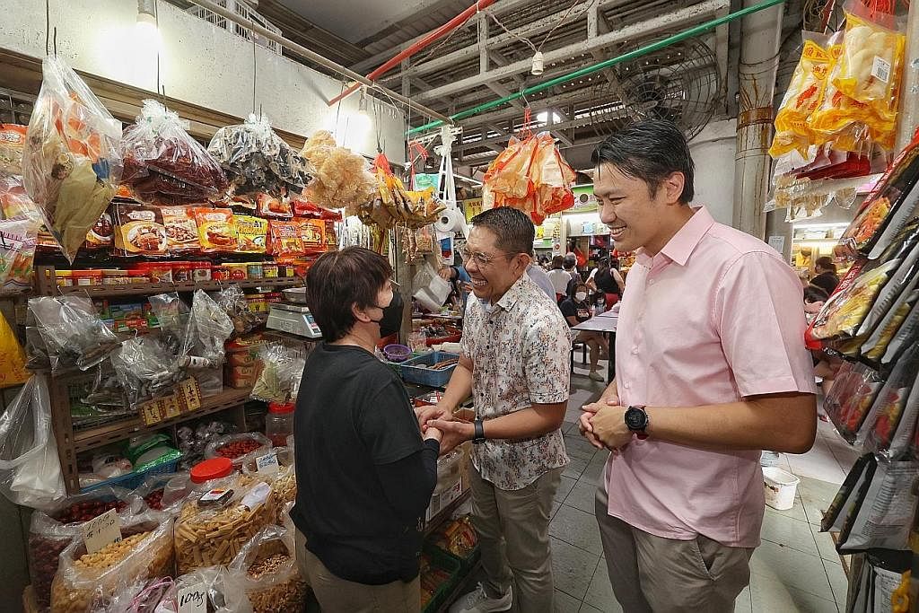 BERAMAH TAMAH: Dr Maliki (tengah) bersama AP Encik Shawn Huang menemui pegerai di pasar Jurong West St 52 dalam rangka lawatan menteri ke Jurong Spring. Cik Bibah Ali (gambar sisipan) bersenam bersama kumpulan Tarian Express. - Foto-foto ZAOBAO