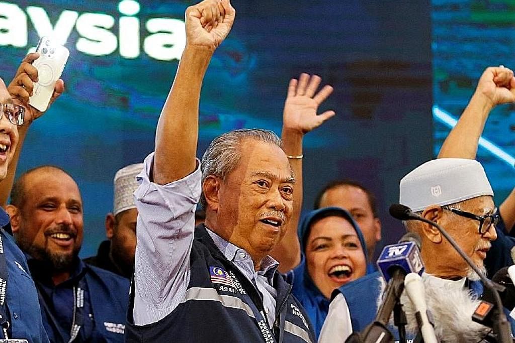 SAMBUTAN KEJAYAAN: Tan Sri Muhyiddin Yassin melaungkan slogan bersama pemimpin lain Perikatan Nasional (PN) semasa satu sidang media selepas pilihan raya umum ke-15 Malaysia di Shah Alam semalam. - Foto REUTERS