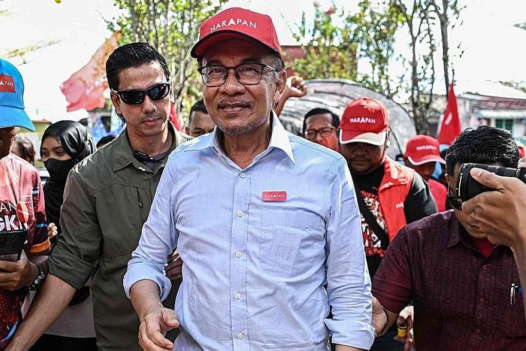 ENGGAN DEDAH: Datuk Seri Anwar Ibrahim tiba di sebuah perhimpunan kempen pilihan raya umum Malaysia di Kuala Lumpur minggu lalu. Beliau enggan mendedahkan nama parti-parti yang menyokong PH membentuk kerajaan. - Foto AFP