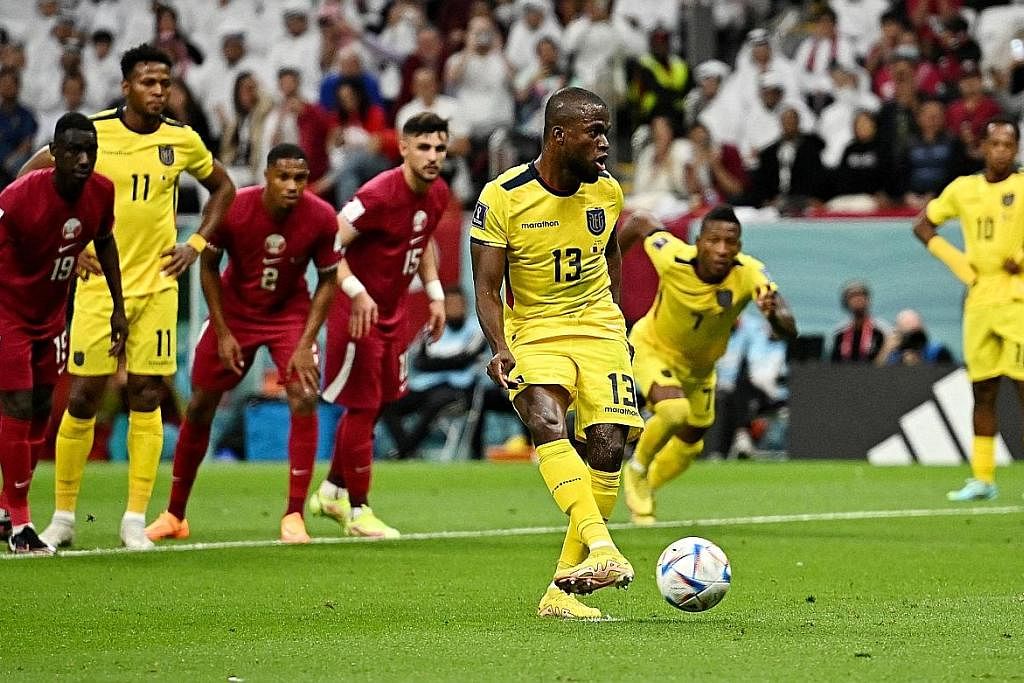 GOL PEMBUKAAN: Pemain Ecuador, Enner Valencia, menjaringkan gol pertama Piala Dunia 2022 menerusi sepakan penalti dalam perlawanan pembukaan menentang tuan rumah Qatar. - Foto REUTERS