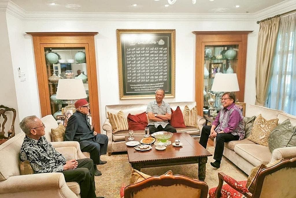 BINCANG SOAL PEMBENTUKAN KERAJAAN: Pengerusi Perikatan Nasional, Tan Sri Muhyiddin Yassin (dua dari kanan), menerima kunjungan Premier Sarawak, Tan Sri Abang Johari Tun Openg (kanan) dan Presiden PAS, Tan Sri Abdul Hadi Awang (dua dari kiri), untuk m