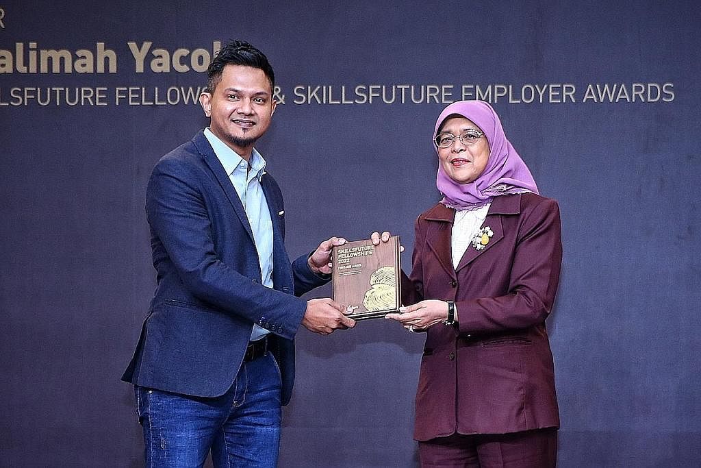 PEJUANG PEMBELAJARAN SEPANJANG HAYAT: Encik Firdaus menerima Anugerah Biasiswa SkillsFuture yang disampaikan oleh Presiden Halimah Yacob semalam.
