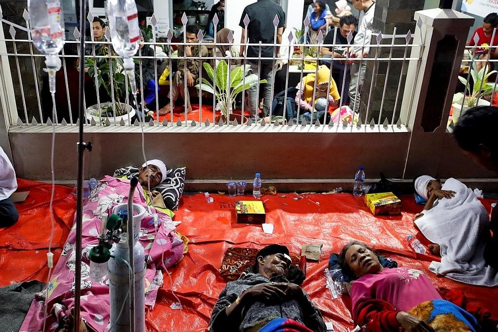 UCAP TAKZIAH: Presiden Halimah dan PM Lee ucap takziah kepada keluarga mangsa gempa di Jawa Barat. MANGSA GEMPA: Sebilangan penduduk yang cedera ekoran gempa bumi menerima rawatan di sebuah hospital di Cianjur, Jawa Barat. - Foto REUTERS
