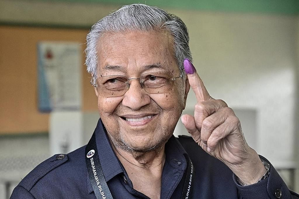 MANTAN PERDANA MENTERI: Tun Dr Mahathir Mohamad, menyaksikan gagasan Gerakan Tanah Air (GTA) yang dipimpinnya mengalami kekalahan teruk dalam pilihan raya umum ke-15. - Foto REUTERS