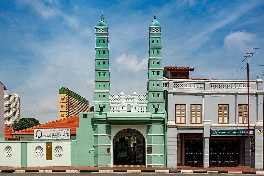 MASJID BERSEJARAH: Masjid Jamae Chulia ini dibina pada 1826 dan telah diwartakan sebagai monumen negara pada 1974. Gambar bawah menunjukkan ruang solat yang akan dipasang sistem hawa dingin bagi keselesaan jemaah. - Foto-foto MASJID JAMAE CHULIA.