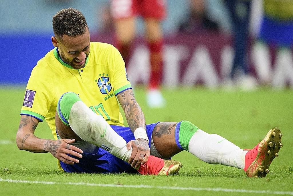 BUKU LALI TERSELIUH: Neymar memegang buku lali kanannya selepas dikasari semasa Brazil menentang Serbia di Stadium Lusail semalam. - Foto EPA-EFE
