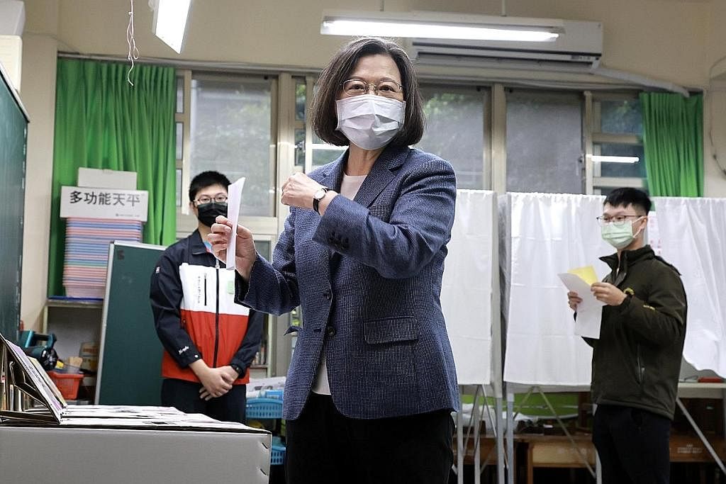TUNAI TANGGUNGJAWAB: Presiden Taiwan, Cik Tsai Ing-Wen, mengundi di pusat mengundi di Taipei bagi pemilihan kepimpinan tempatan, semalam. - Foto EPA-EFE