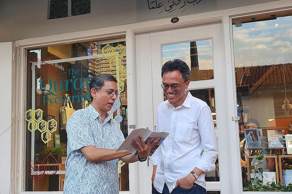 PROJEK BARU: Dr Faishal Ibrahim (kiri) berkongsi usaha dokumentasi cerita warisan perniagaan di sekitar Kampong Glam bersama pemilik kedai buku Wardah, Encik Ibrahim Tahir, semalam. - Foto BM oleh RUBIAH MOHD