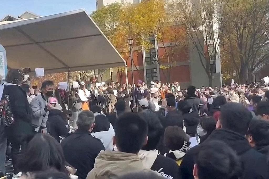 BANTAH: Pelajar mengambil bahagian dalam protes menentang sekatan Covid-19 di Universiti Tsinghua di Beijing. - Foto REUTERS