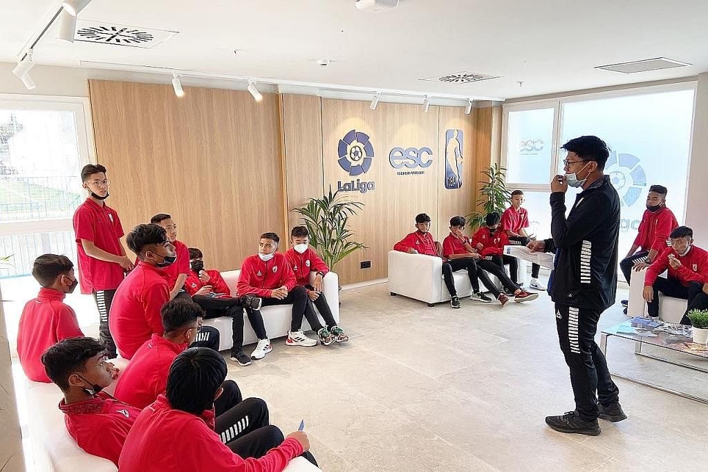PELUANG KEEMASAN: Seramai 20 pemain bola sepak berusia antara 12 hingga 13 tahun di bawah program Akademi Bola Sepak Singapura (SFA) terpilih untuk mengikuti latihan luar negara di Madrid, Sepanyol selama sebulan. TERUS BERLATIH: Walaupun perlu mengh