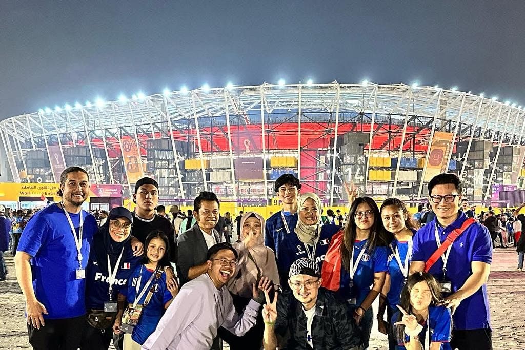 BERBALOI: Aide (kiri) bersama keluarga dan teman-teman warga Singapura yang bermastautin di Qatar untuk menonton perlawanan Piala Dunia di Stadium 974. – Foto ihsan AIDE ISKANDAR