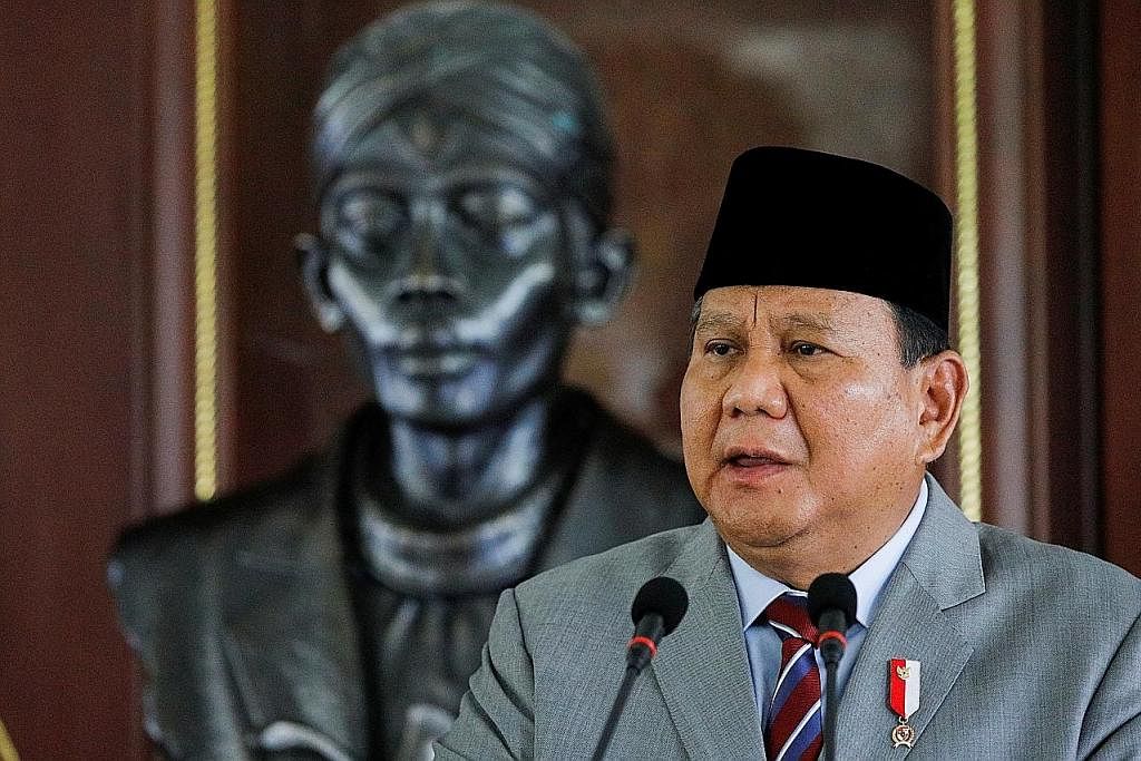 MANTAN GABENOR JAKARTA: Encik Anies Baswedan, 53 tahun, mendapat sokongan Parti NasDem untuk bersaing bagi jawatan presiden dalam pilihan raya presiden 2024. - Foto REUTERS MENTERI PERTAHANAN: Encik Prabowo Subianto, 71 tahun, akan kembali bertanding