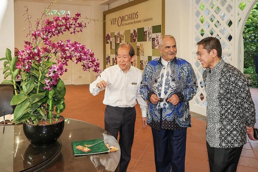 ERAT HUBUNGAN:(Kiri)PM Lee mengadakan pertemuan dengan Presiden Timor-Leste Encik José Ramos-Horta di Istana. (Atas) Encik Ramos-Horta melawat Kebun Bunga Singapura untuk melihat orkid-orkid di sana. Beliau ditemani Menteri Kedua (Ehwal Luar merangka