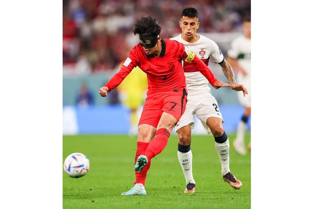 JEJAK PUSINGAN KALAH MATI: Korea Selatan (atas) dan Jepun mampu kalahkan gergasi bola sepak dunia di Qatar. - Foto-foto EPA-EFE