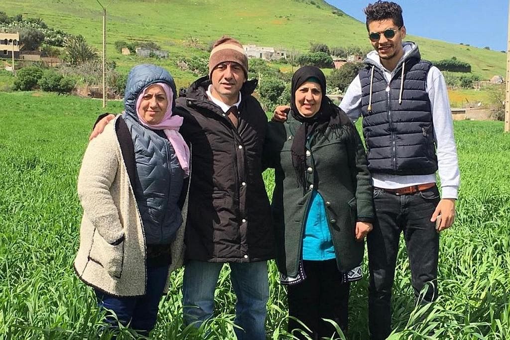 KETIKA BERSAMA KELUARGA: Encik Shuaib Silm (dua dari kiri) ketika berada di Maghribi bersama keluarganya yakin negaranya akan berusaha membenam Perancis dalam pusingan separuh akhir. - Foto ihsan ENCIK SHUAIB SILM
