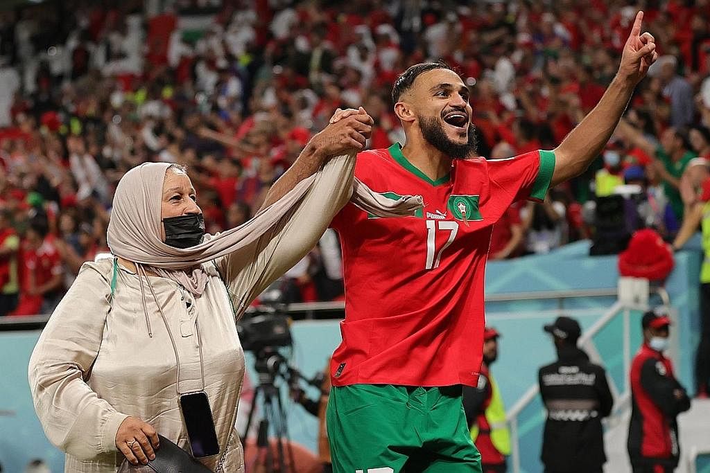 CIPTA SEJARAH: Sofiane Boufal meraikan kemenangan Maghribi dalam suku akhir Piala Dunia 2022 bersama ibunya. - Foto-foto EFA-EFE