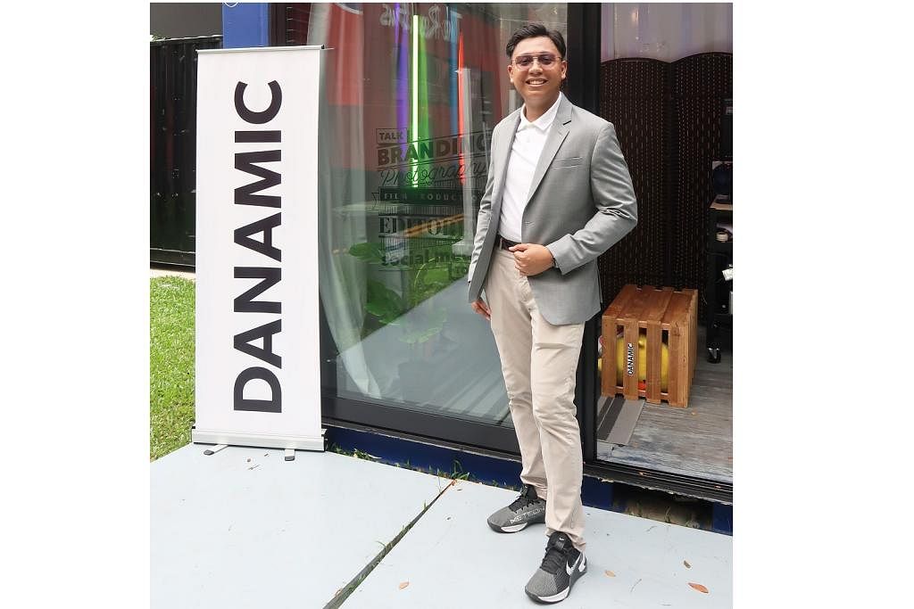 Encik Muhammad Danish Muhammad Imran, 27 tahun, pengasas agensi kreatif Danamic. Ditubuhkan pada 2018, syarikat itu kini  mempunyai 15 kakitangan yang berusia antara 24 dengan 25 tahun.