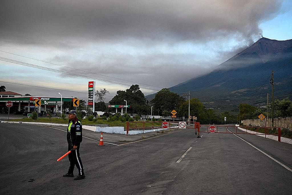 LIMPAHAN LAHAR: Gunung berapi Fuego memaksa pihak berkuasa Guatemala menutup lapangan terbang terbesar di negara itu buat seketika sebelum aktiviti lava berkurangan kelmarin. - Foto-foto AFP