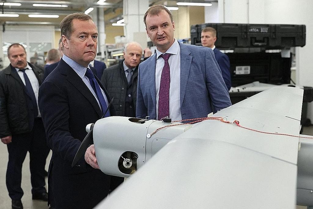 SIAP SEDIA: Bekas pemimpin Russia, Encik Dmitry Medvedev (kiri), berkata pengeluaran senjata generasi baru demi melindungi negaranya daripada musuh-musuh di Eropah, Amerika Syarikat dan Australia. - Foto AFP
