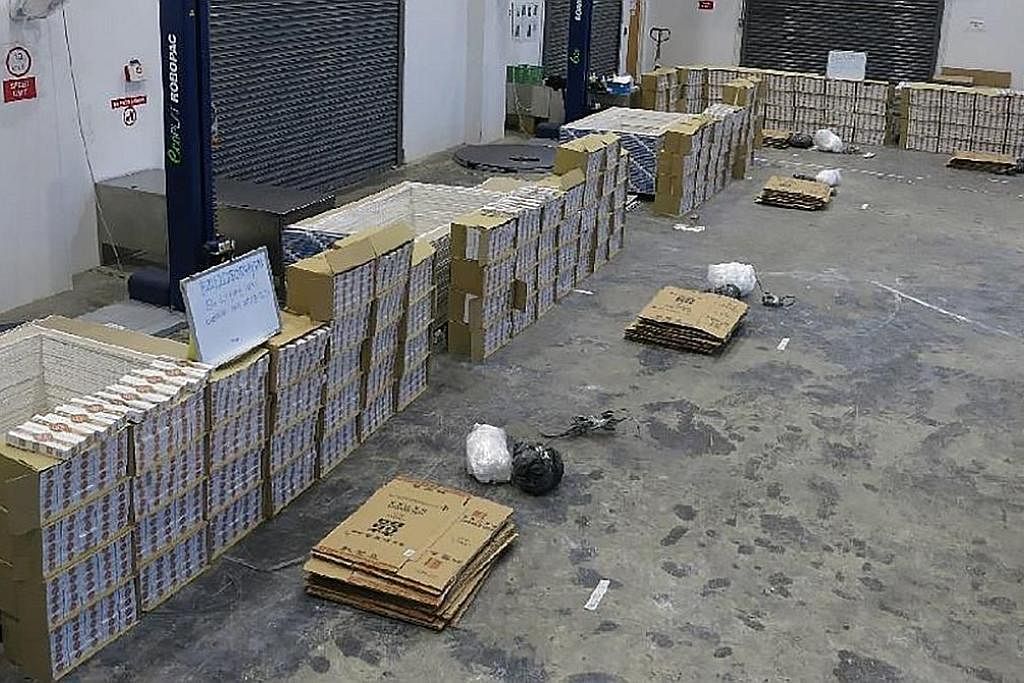 ROKOK HARAM: Ribuan karton rokok tidak dibayar cukai telah dirampas kastam di Loyang Way. - Foto KASTAM SINGAPURA
