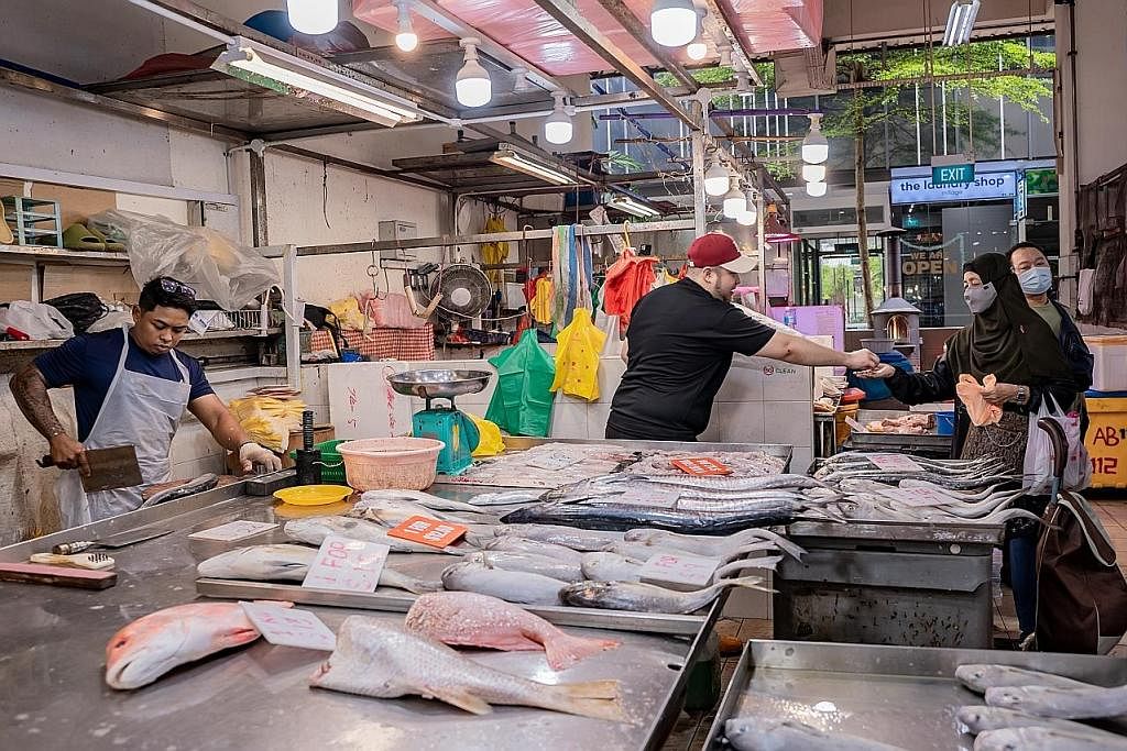 TERJEJAS: Pemilik Aliya Maria Enterprise, Encik Kamal Samsudin (kiri sekali) berkata bekalan sayurannya telah merosot. (Gambar atas) Pemilik bersama One Word Seafood, Encik Mohammad Hazim Mohammad Raffee berkata harga ikan naik 30 peratus. - Foto-fot