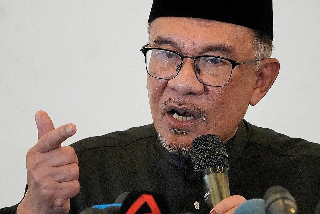 KEMUKA SAMAN: Datuk Seri Anwar Ibrahim (kiri), memfailkan saman terhadap Menteri Besar Kedah, Datuk Seri Muhammad Sanusi Md Nor (atas), berhubung ucapan berbaur fitnah semasa berkempen pada pilihan raya yang lalu. - Foto-Foto fail