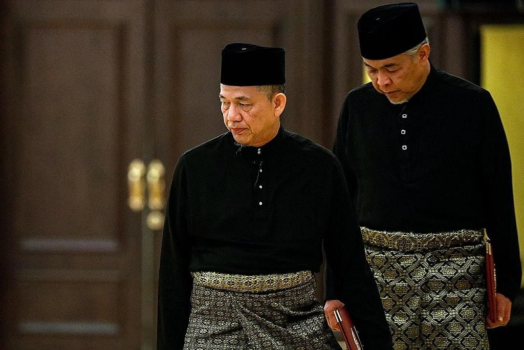 KABINET BARU: Timbalan Perdana Menteri baru Malaysia, Datuk Seri Dr Ahmad Zahid Hamidi dan Datuk Seri Haji Fadillah Haji Yusof (depan) mengangkat sumpah di Istana Negara, awal bulan ini. - Foto AFP UCAP TAHNIAH: Encik Wong (kiri) dan Encik Heng mengu
