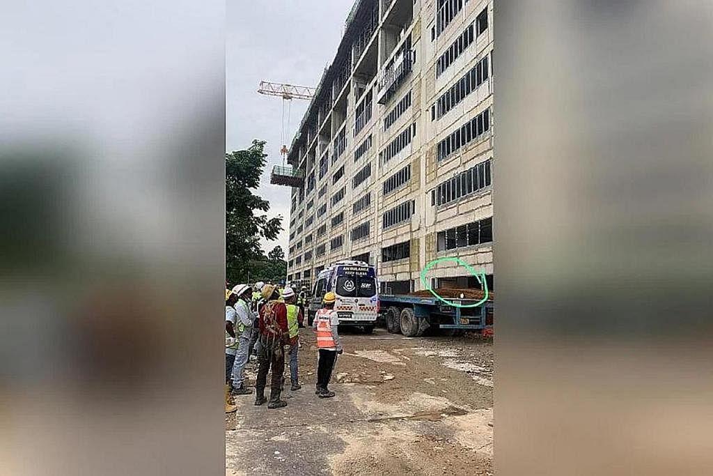 BERANSUR PULIH: Pekerja Bangladesh itu sedang menjalankan kerja pengukuhan tiang di tingkat tujuh sebuah bangunan yang sedang dalam pembinaan sebelum terjatuh. - Foto PEMBACA ST