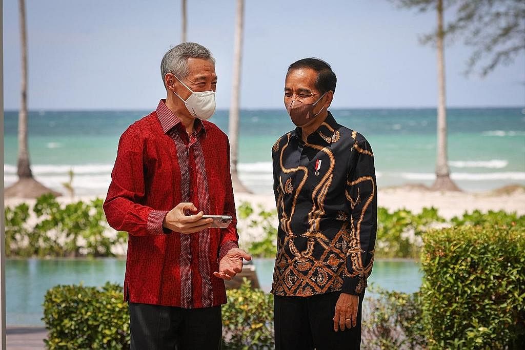 BINA PERSETUJUAN: Encik Lee Hsien Loong (kiri)dan Presiden Joko Widodo sewaktu Rahat Pemimpin Singapura-Indonesia di Bintan pada Januari. - Foto fail