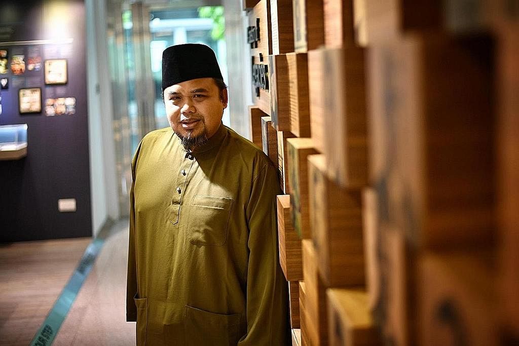 HARAP SOKONGAN RAMAI: Pengerusi Eksekutif Masjid Darul Makmur, Encik Izuan Mohd Rais, mengalu-alukan sumbangan ramai agar matlamat segera dicapai. LAKARAN PELUKIS UNTUK PROJEK PENINGKATAN MASJID: Masjid Darul Makmur bakal memulakan projek peningkatan