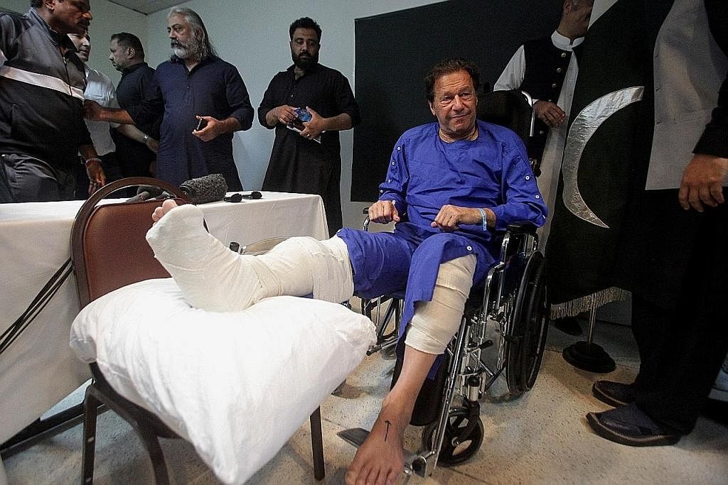 HADAPI CUBAAN BUNUH: Bekas perdana menteri Encik Imran Khan kelihatan di hospital selepas ditembak di kaki dalam satu serangan bulan lalu. KEKAL POPULAR: Parti Tehreek-e-Insaf (PTI) yang dipimpin Encik Imran Khan terus mendapat sokongan popular walau